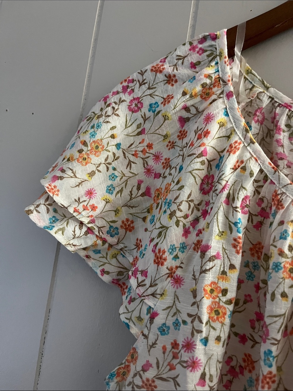 Lightweight White Floral Flutter Sleeve Tunic - Picture 4 of 13